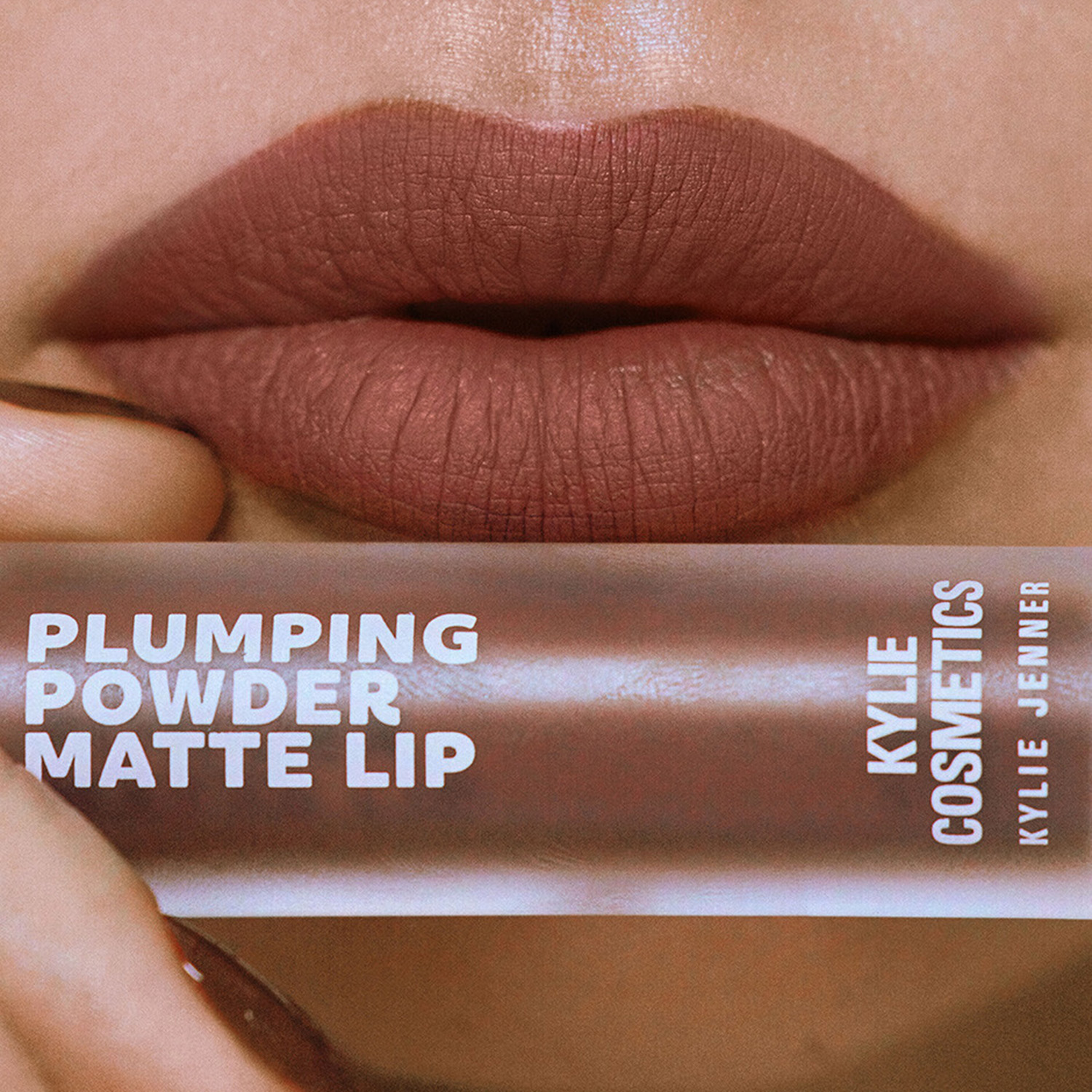 KYLIE PLUMPING POWDER MATTE LIP (LABIAL MATTE EFECTO VOLUMINIZADOR)